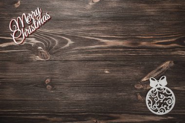 Yukarıdan görünümünü bir Merry Christmas yazıt ve ahşap arka plan olarak el yapımı Küre, tebrik kartı ile yer metin yazmak için