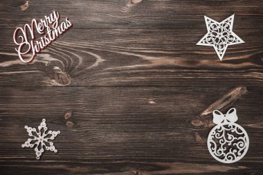 Yukarıdan görünümünü bir Merry Christmas yazıt ve el yapımı Ağaç oyuncak ahşap arka plan üzerinde tebrik kartı ile yer metin yazmak için