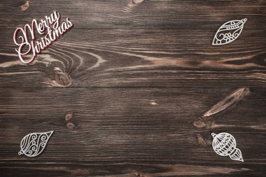 Yukarıdan görünümünü bir Merry Christmas yazıt ve el yapımı Ağaç oyuncak ahşap arka plan üzerinde tebrik kartı ile yer metin yazmak için