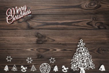 Yukarıdan görünümünü bir Merry Christmas yazıt ve el yapımı Ağaç oyuncak ahşap arka plan üzerinde tebrik kartı ile yer metin yazmak için