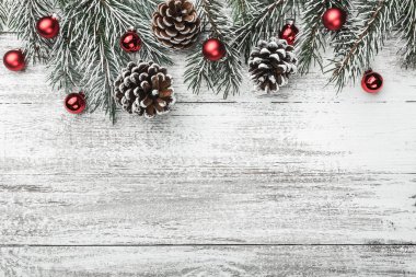 Yukarıdan görünüm, üst, bir beyaz ahşap tahta arka plan ile evergreen, köknar dalı ile çam ağaçları ve kırmızı ağaç küre ile metin, tebrik kartı için yer
