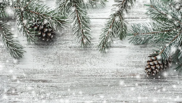 Рождественская Тема Еловыми Ветвями Конусами Глобусами Белом Деревянном Фоне Сверху — стоковое фото