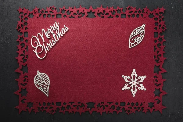 Neşeli Noel yazıt, bazı el yapımı ahşap oyuncaklar ve Star'da kırmızı kumaş arka plan, yukarıdaki metin yazmak için boş alan ile göster. 