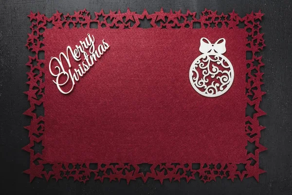 Neşeli Noel Yazıt kırmızı kumaş arka plan ve ahşap el yapımı Küre, yukarıdaki metin yazmak için boş alan ile görüntüleme. 