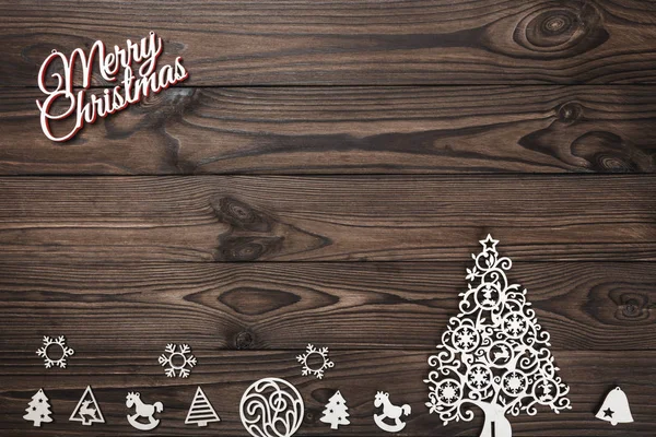 Yukarıdan görünümünü bir Merry Christmas yazıt ve el yapımı Ağaç oyuncak ahşap arka plan üzerinde tebrik kartı ile yer metin yazmak için