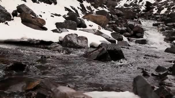 Agua Del Río Fluye Por Valle Entre Las Rocas — Vídeos de Stock