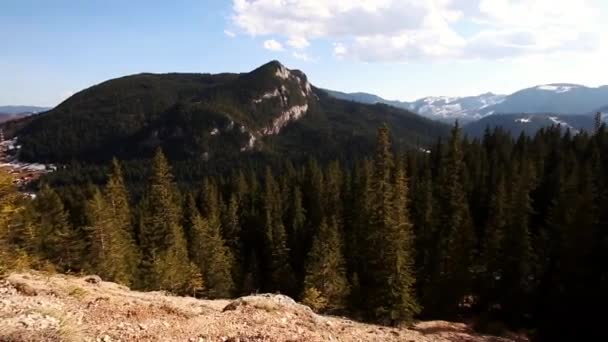 Schitterende Zonnestralen Bergen Het Uitzicht Bergen Bomen Lucht Met Wolken — Stockvideo