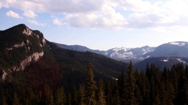Rayons de soleil brillants dans les montagnes. La vue sur les montagnes, les arbres, le ciel avec des nuages .