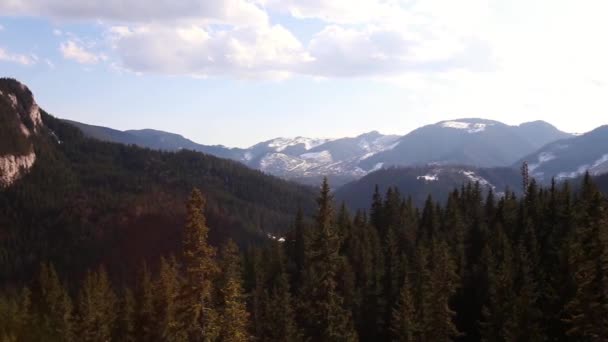 Glänsande Solstrålar Bergen Utsikten Över Bergen Träden Himlen Med Moln — Stockvideo