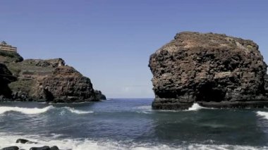 Büyük kayalar deniz suyu dalgalarıyla yıkanır. Deniz dalgalarının sesi.