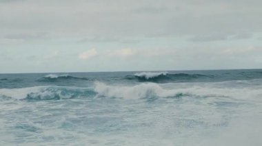 Deniz suyu dalgaları kıyıya doğru bol bol geliyor..