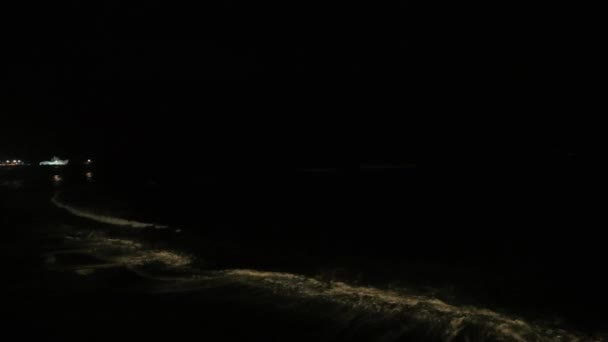 Хвилі Вод Моря Досягають Узбережжя Блискавка Спалахує — стокове відео