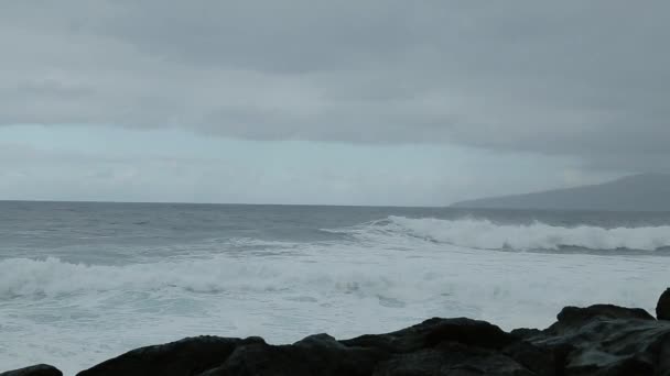 海水涌向海岸的波浪很多 海水波涛的声音 — 图库视频影像