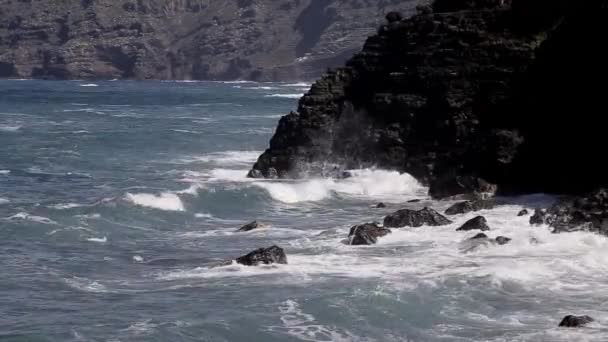 Κύματα Του Θαλασσινού Νερού Χτυπούν Άφθονα Στα Βράχια Της Θάλασσας — Αρχείο Βίντεο
