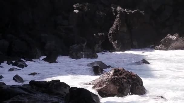 Ondas Água Mar Atingiram Abundantemente Penhascos Rochosos Fundo Mar Som — Vídeo de Stock