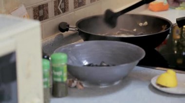 Midyeleri hazır olduktan sonra tavadan çıkartın. Hızlı hareket.