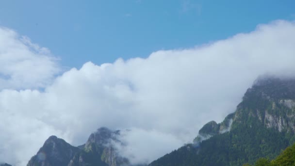 Las Nubes Flotan Cielo Cerca Las Cimas Las Montañas Las — Vídeo de stock