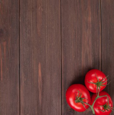 Ahşap zemin üzerinde taze domatesler. Sebzeler, biyolojik yiyecekler. Üst görünüm