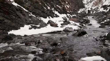Nehir suları vadiden kayaların arasına akıyor..