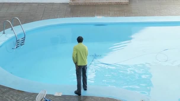 Ένας Άντρας Καθαρίζει Την Πισίνα Βοήθεια Μιας Σφουγγαρίστρας Μια Αντλία — Αρχείο Βίντεο