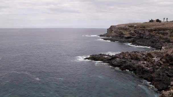 Плавучі Морські Хвилі Серед Кам Яних Порід Швидкий Рух — стокове відео