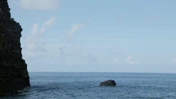 Ondas Marinas Flotantes Entre Rocas Piedra Movimiento Rápido — Vídeos de Stock