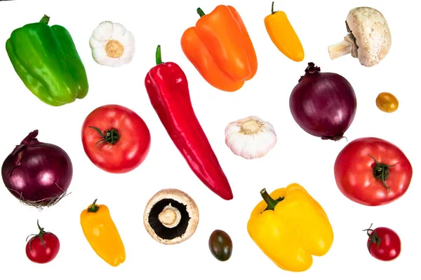 Composição Com Vegetais Crus Isolados Branco Diferentes Variedades Pimentos Tomates — Fotografia de Stock