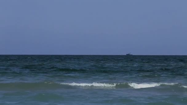 Vågor Med Havsvatten Rörelse Vågornas Ljud Avstånd Flyter Ett Fartyg — Stockvideo