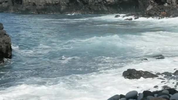 Κύματα Θαλασσινού Νερού Χτύπησαν Τους Βράχους Της Θάλασσας Ήχος Των — Αρχείο Βίντεο