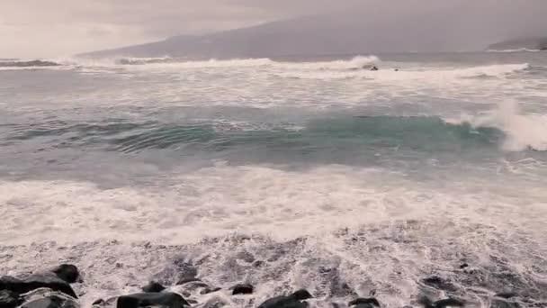 Ondas Com Água Mar Vêm Abundantemente Direção Costa Som Das — Vídeo de Stock