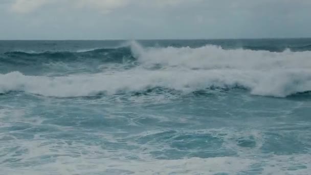Κύματα Θαλασσινό Νερό Έρχονται Άφθονα Προς Την Ακτή — Αρχείο Βίντεο