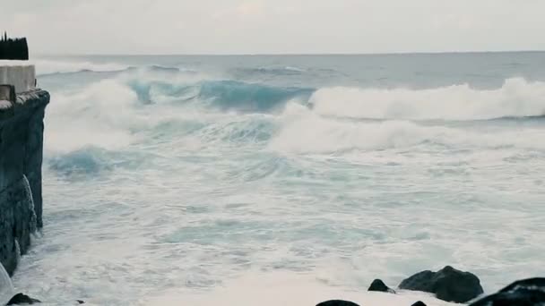 Хвилі Морської Води Впали Рясно Кам Яну Стіну Березі Моря — стокове відео