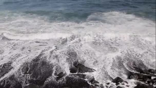 Deniz Suyu Dalgaları Deniz Kıyısındaki Kayaları Yıkayarak Kıyıya Doğru Bol — Stok video