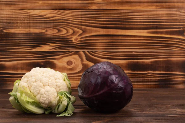 木製の背景にキャベツの2種類から構成されています カリフラワーと紫の頭キャベツ 有機新鮮な野菜 — ストック写真