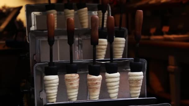 Preparation Hotdog Dumplings Rotating Dough Cornulete Specialized Device Baking Horn — Stock Video