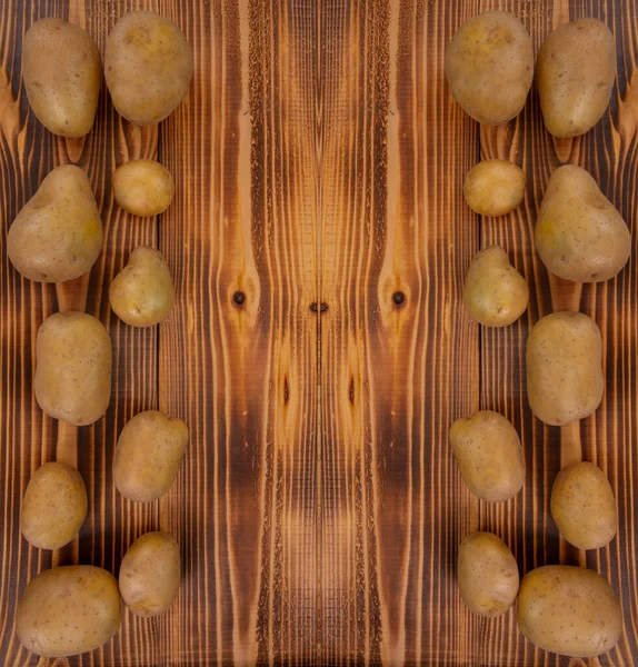 茶色の木製の背景に生のジャガイモ 有機野菜 テキストのためのフリースペース トップビュー — ストック写真