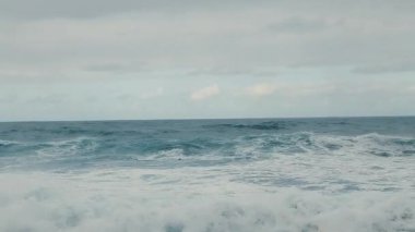 Deniz suyuyla dalgalar kıyıya doğru bol bol geliyor. Deniz suyu dalgalarının sesi..