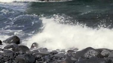 Deniz suyu dalgaları denizin kayalarına çarptı. Deniz suyu dalgalarının sesi..