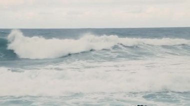 Deniz suyuyla dalgalar kıyıya doğru bol bol geliyor. Deniz suyu dalgalarının sesi..