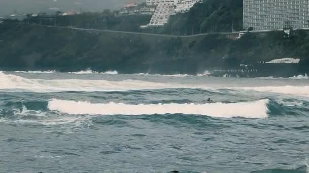 Egy Lány Úszik Hullámok Között Vízibiciklivel Tenger Hullámai Hallatszanak — Stock videók