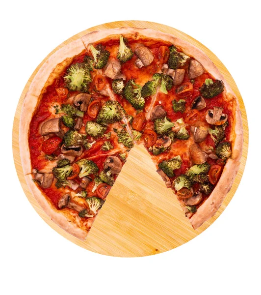Pizza Con Verdure Veggie Senza Fetta Sul Fondo Bambù Isolata — Foto Stock