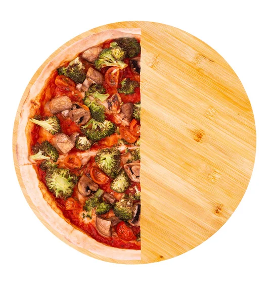 Половина Пиццы Овощами Бамбуке Сверху Вид Снизу Изолировать — стоковое фото