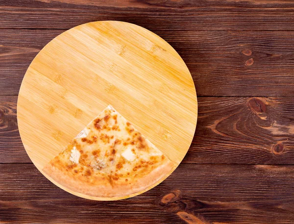 Uma Fatia Pizza Cinco Queijos Fundo Bambu Mesa Madeira Vista — Fotografia de Stock
