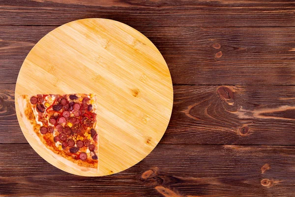 Una Fetta Pizza Messico Sul Fondo Bambù Sul Tavolo Legno — Foto Stock