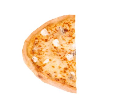 Pizzanın yarısı beş peynir, beyaza izole edilmiş, üst manzara.