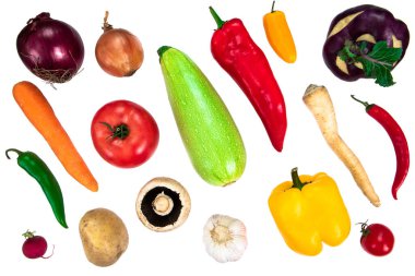 Beyaza izole edilmiş çiğ sebzeli kompozisyon. Farklı çeşitlerde biber, domates, mantar ve diğer ürünler