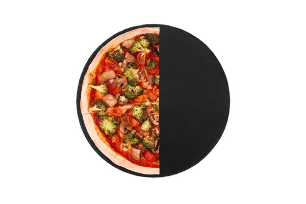 Die Hälfte Der Pizza Mit Gemüse Auf Schieferboden Von Oben — Stockfoto