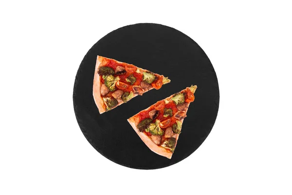 Dos Rebanadas Pizza Con Verduras Vegetarianas Parte Inferior Pizarra Aislado — Foto de Stock