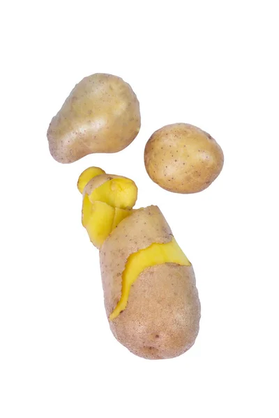 Batatas Inteiras Descascadas Isoladas Fundo Branco Com Caminho Recorte Legumes — Fotografia de Stock