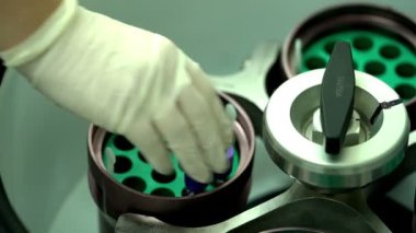 Analiz için özel olmayan ekipmanlarda kan test tüplerinin düzenlenmesi.